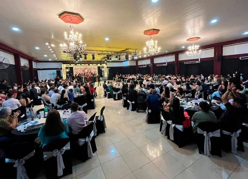 Denuncian a una madre por gastar 17 millones de pesos en el casino: los fondos eran para la recepción escolar