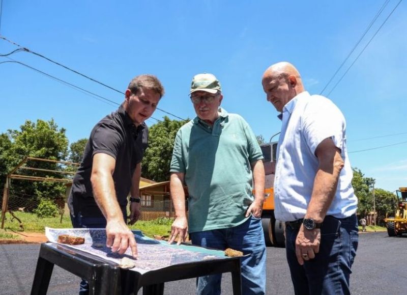 Avanzan las obras de asfaltado en Puerto Iguazú que ordenan y brindan seguridad vial en la ciudad