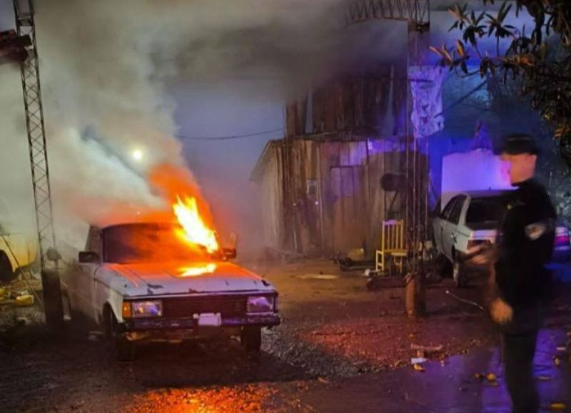 Misterio en San Antonio: un Falcon ardió en segundos y ahora peritan el caso