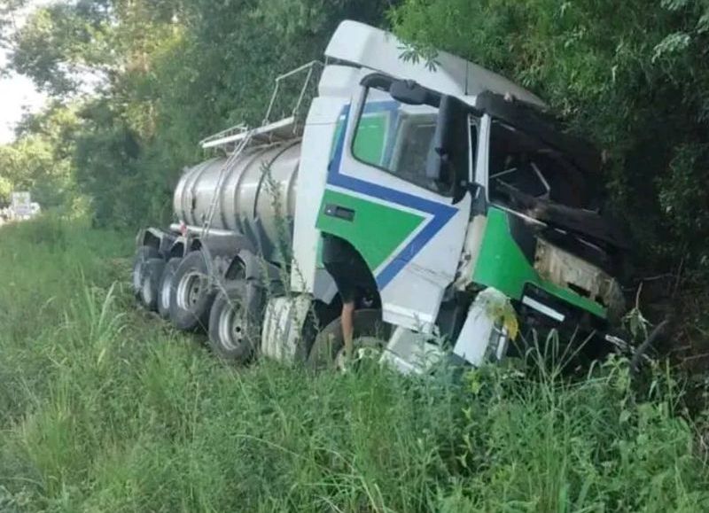 Accidente de tránsito en Cerro Azul: un camión y un auto impactaron fuertemente