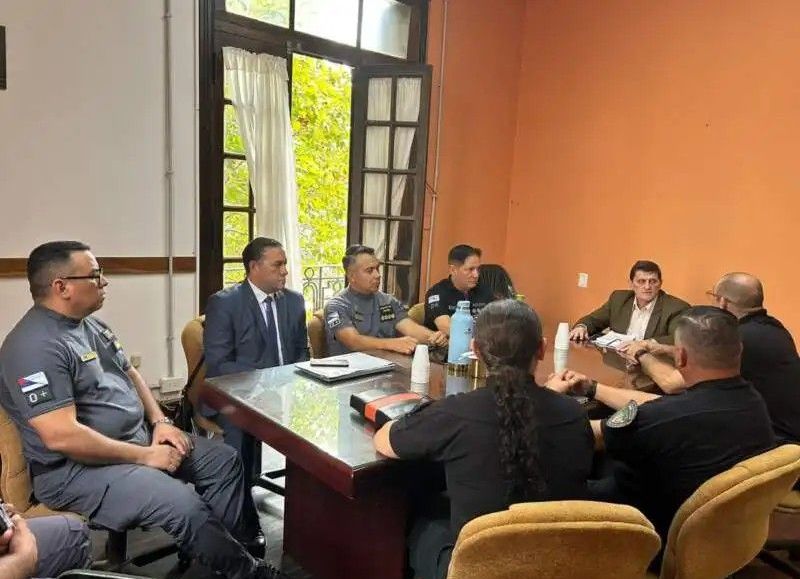 Safrán lideró una reunión para mejorar las condiciones de trabajo de la Policía y el Servicio Penitenciario